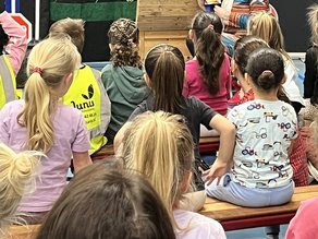 Poppentheater bij de mega instuif Oosterpoort